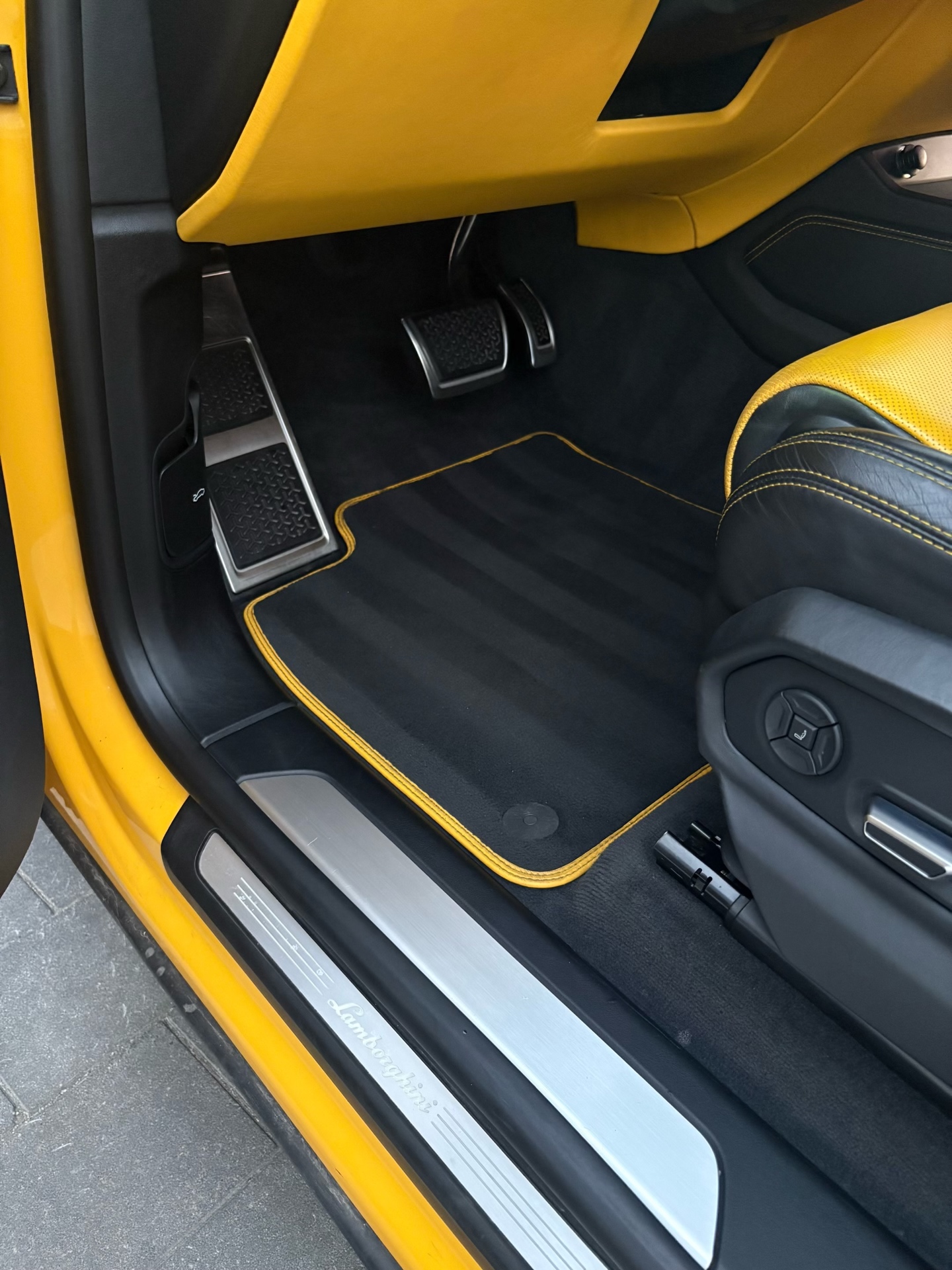 Lamborghini Urus — Pranie dywaników i wykładziny, efekt po detailingu wnętrza NovaCars Słupsk