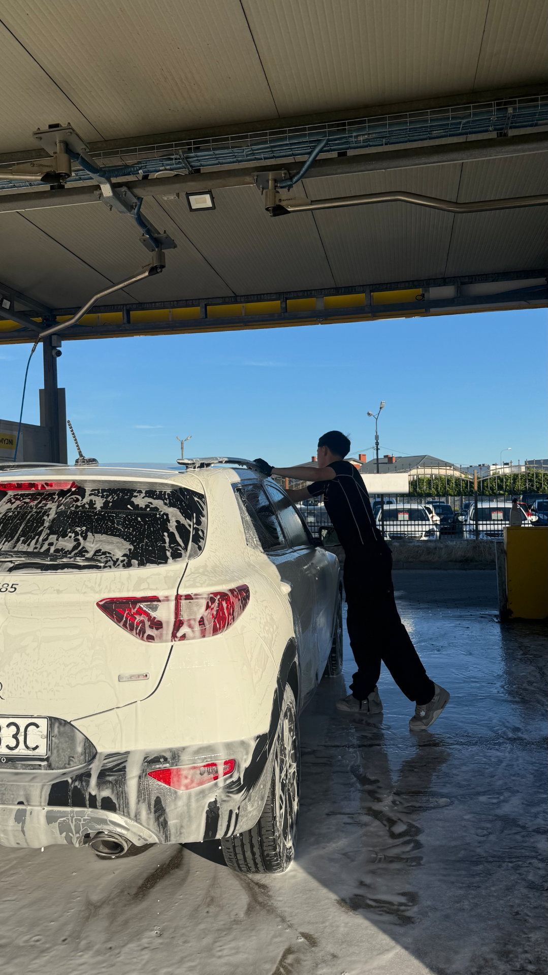 Łukasz — założyciel NovaCars Mobilny Detailing przy pracy