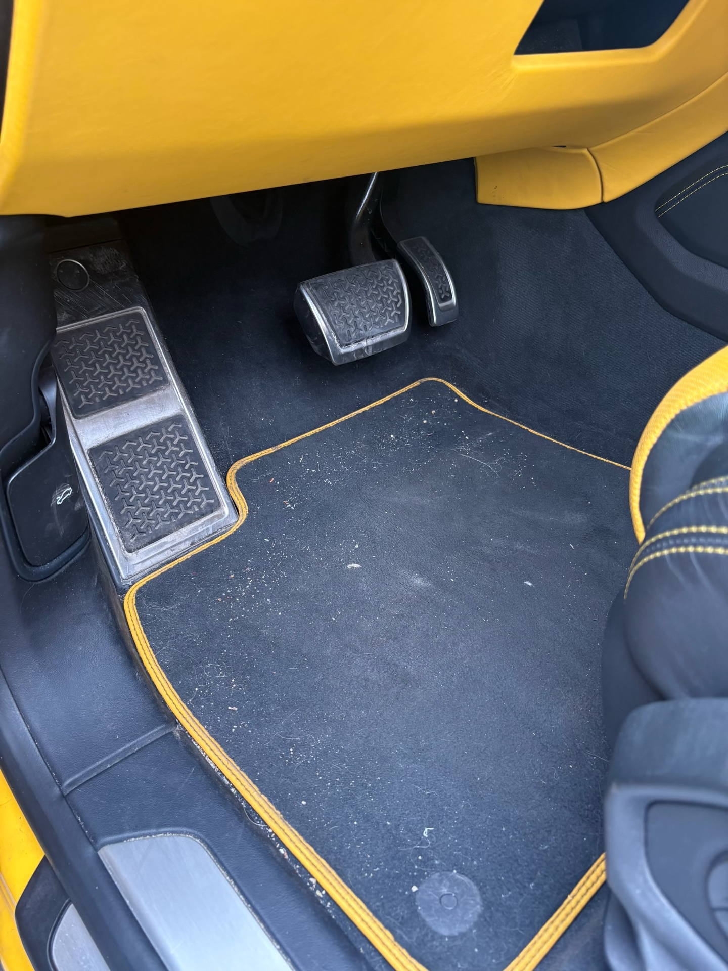 Lamborghini Urus — Pranie dywaników i wykładziny, stan przed czyszczeniem (NovaCars Słupsk)