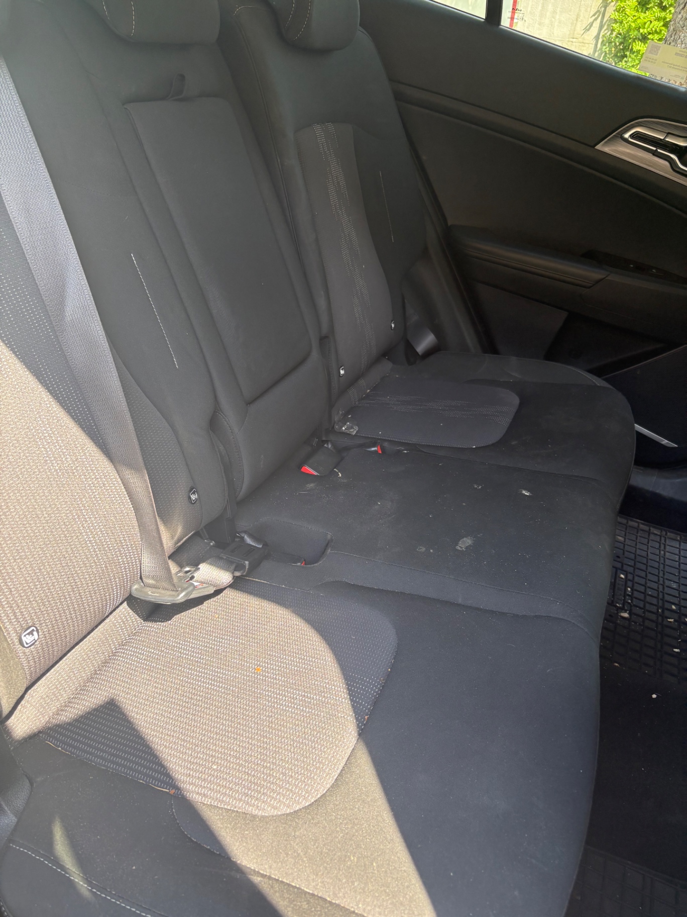 Kia Sportage — Pranie tylnej kanapy, stan przed czyszczeniem (NovaCars Słupsk)