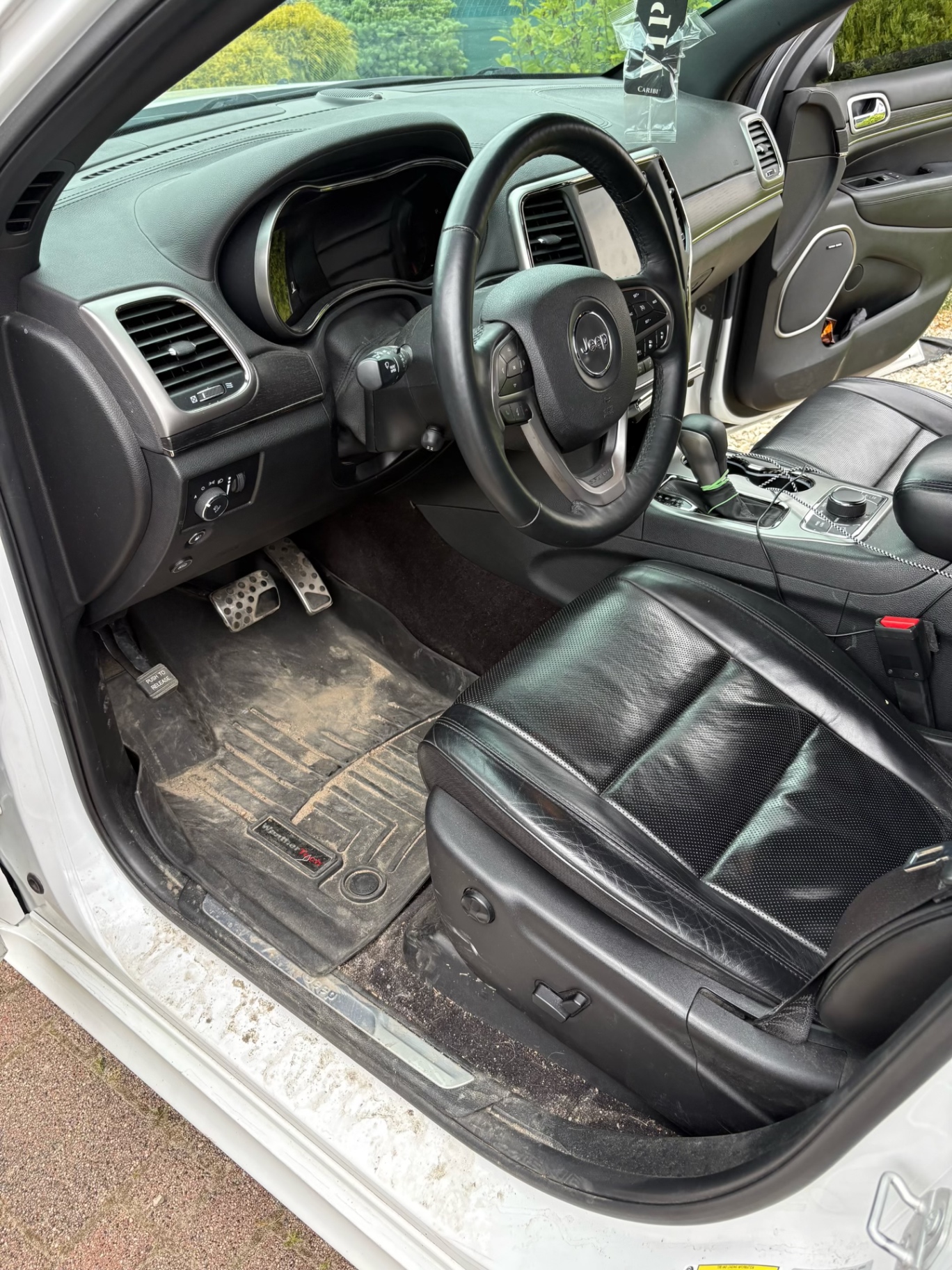 Jeep Grand Cherokee — Pranie podłogi i progów, stan przed czyszczeniem (NovaCars Słupsk)